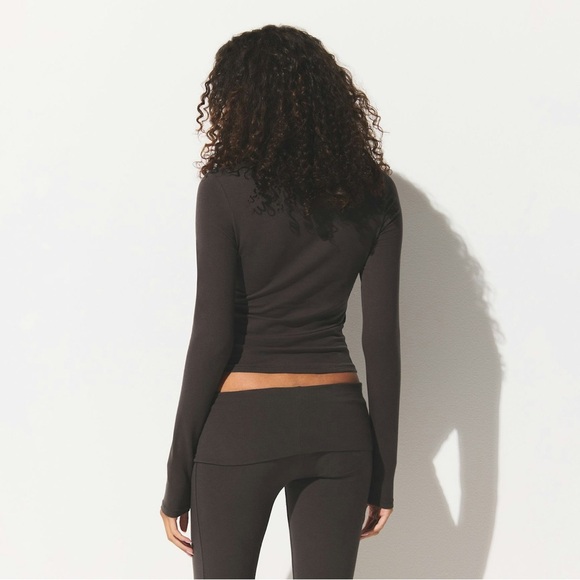 SKIMS COTTON JERSEY LONG SLEEVE T-SHIRT IN IRON XS - Picture 4 of 5